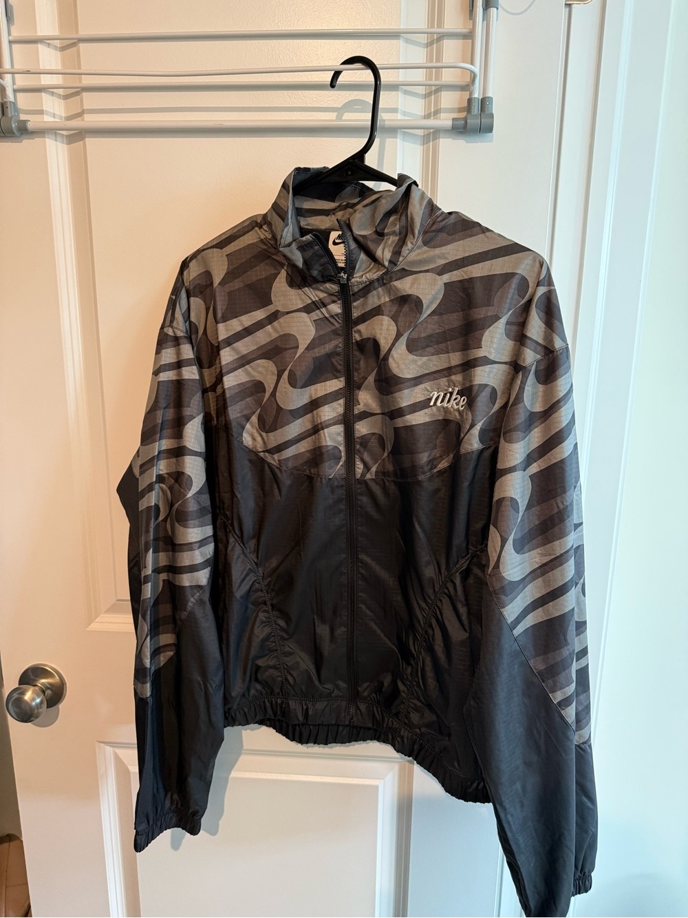 Nike Women’s Black & Gray Patterned Windbreaker Jacket